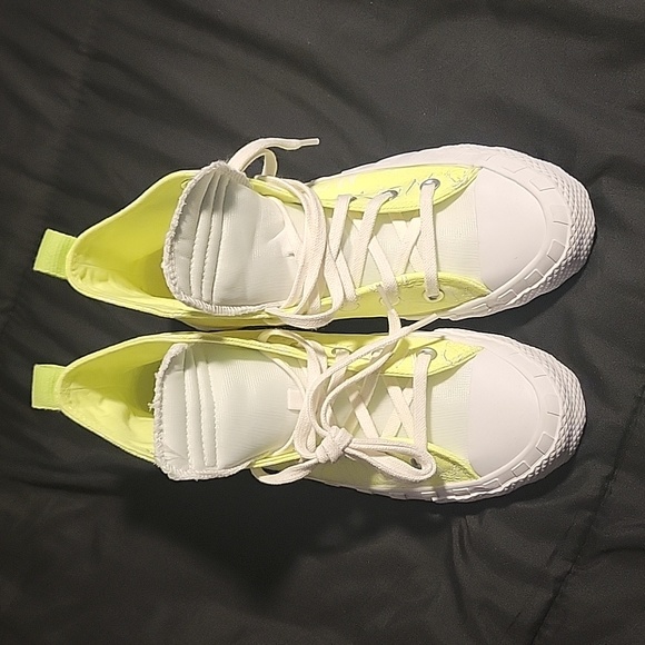 Chuck Taylor's Neon Yellow Sz 6 kids - Picture 2 of 3